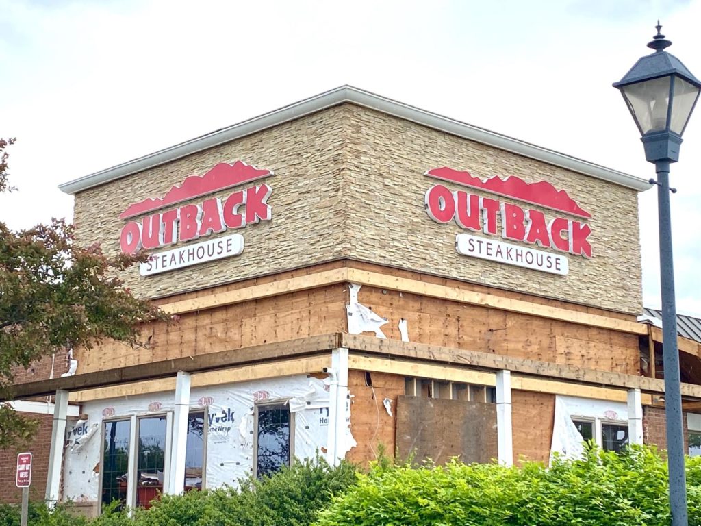 Outback Steakhouse installs signs at new Leesburg location The Burn